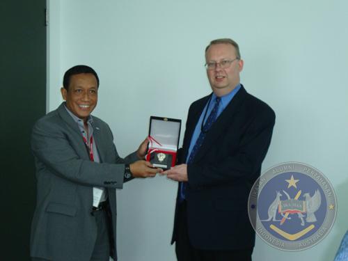 KOL Arifin Zaenal presenting a plaque to Willem Bouwer (DMO) in appreciation of DMO's time and effort in presenting