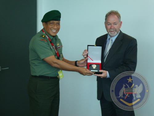 Kol Arifin (TNI AD) presenting plaque to Chris Tognon CDG.JPG